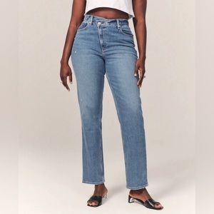 Abercrombie - Curve Love Ultra High Rise 90s Straight Jean - Extra Short Length